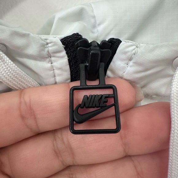 Nike Women’s Hooded Windbreaker - L - Picture 3 of 10